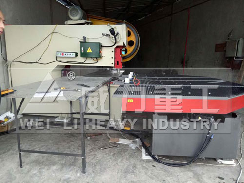 深喉沖床與送料機完美完成廣告字沖孔