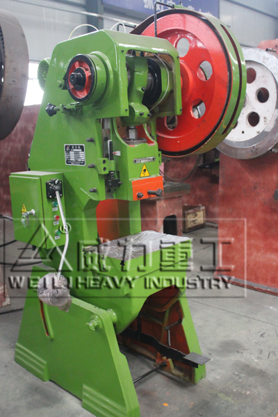 16噸開(kāi)式可傾沖床加工車(chē)間