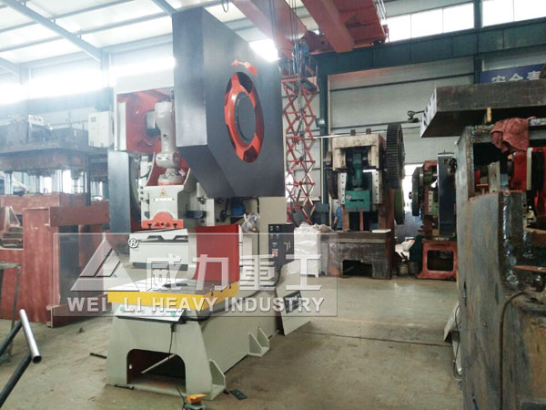 深喉100噸鋼板固定臺沖床