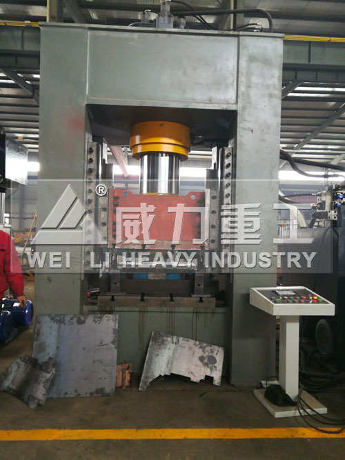 500噸框架式液壓沖床車間生產中