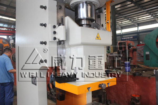 100噸液壓沖床滑塊細(xì)節(jié)