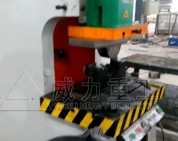 液壓沖床加工生產(chǎn)抱箍的現(xiàn)場